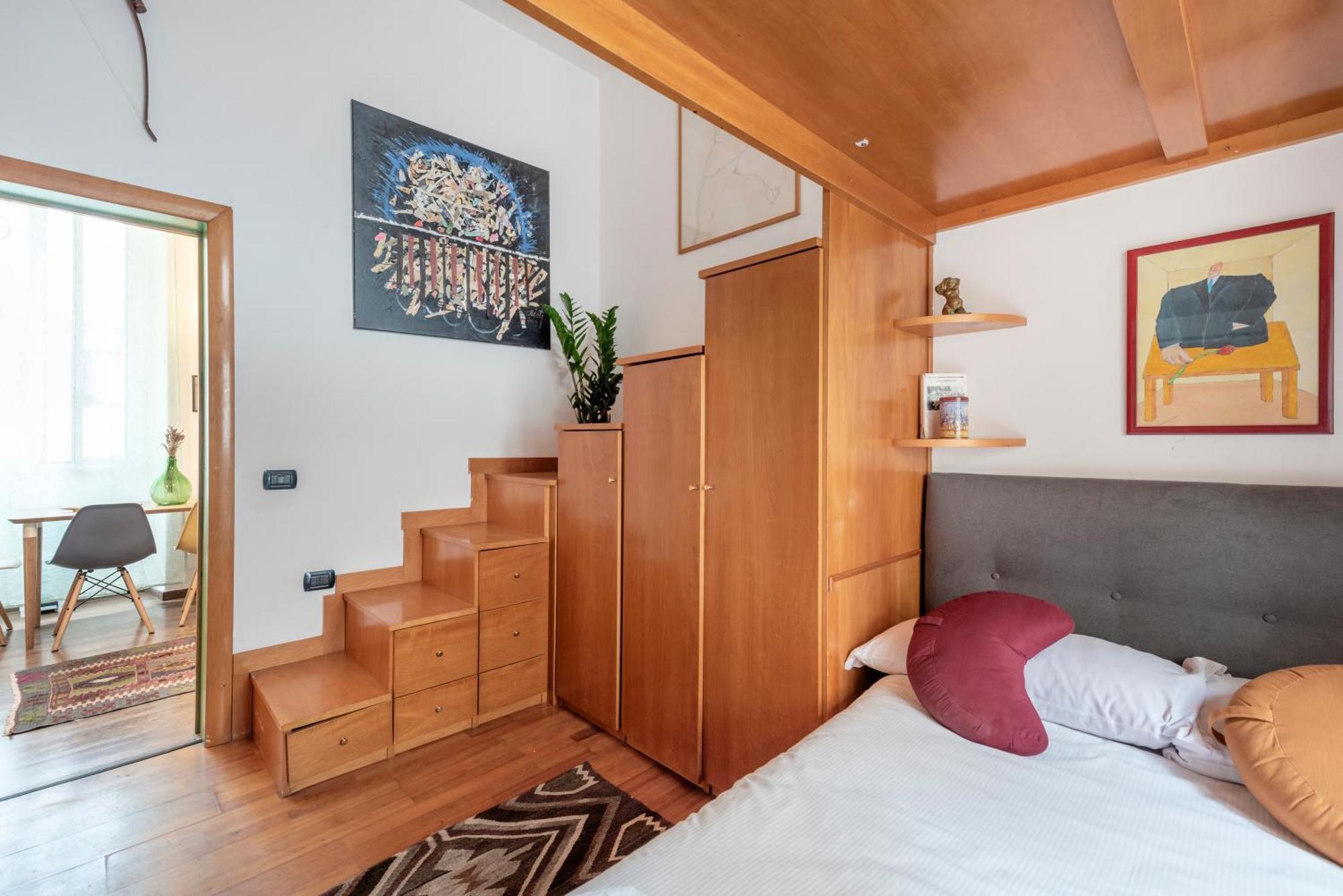 Bright Loft Center Rom