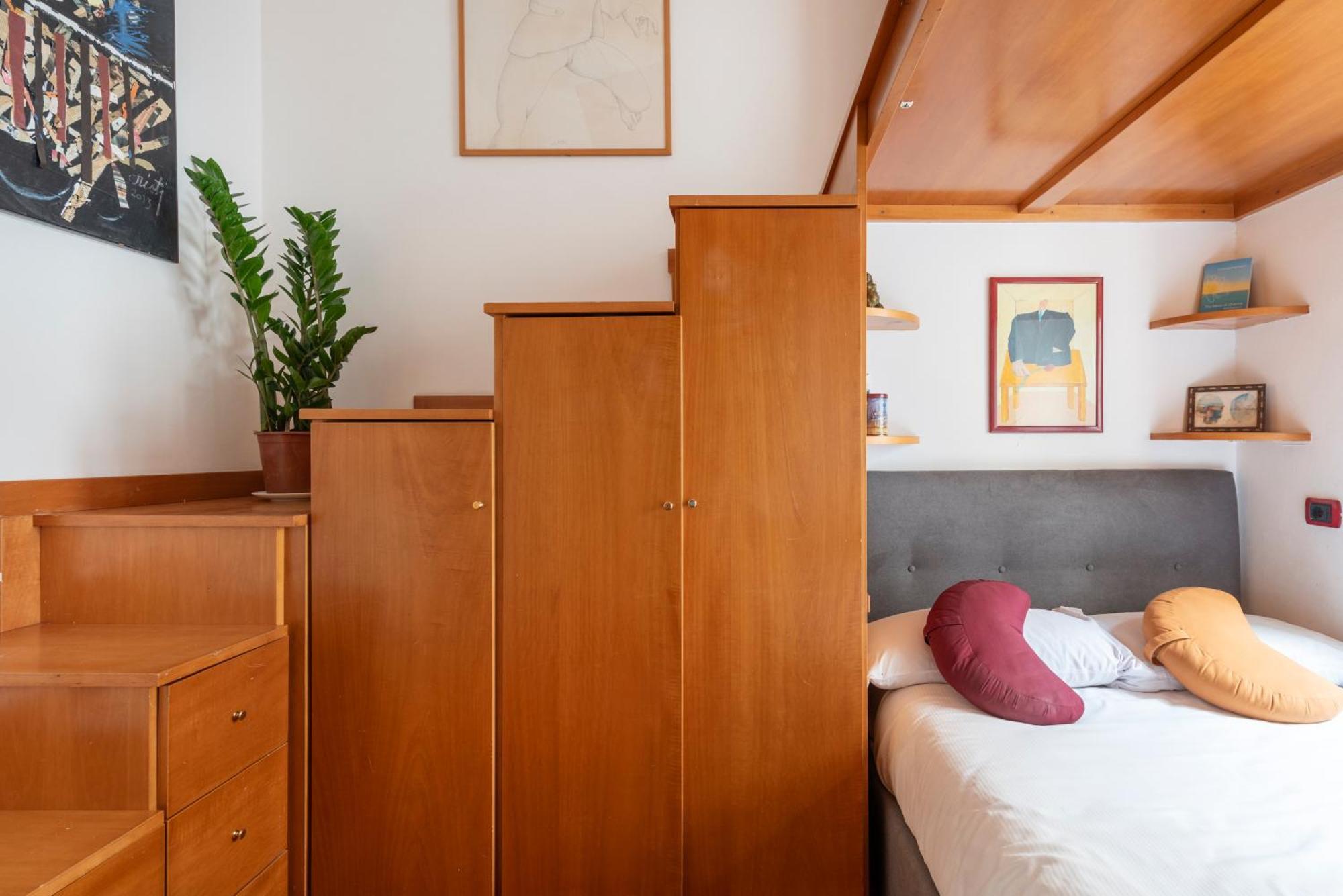 Bright Loft Center Rom