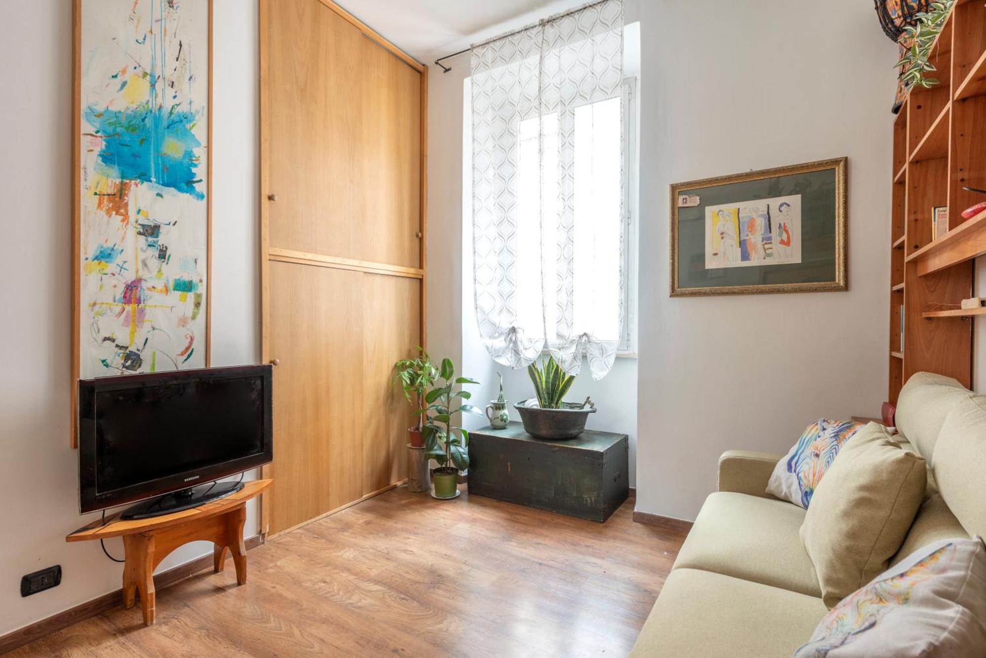 Bright Loft Center Rom